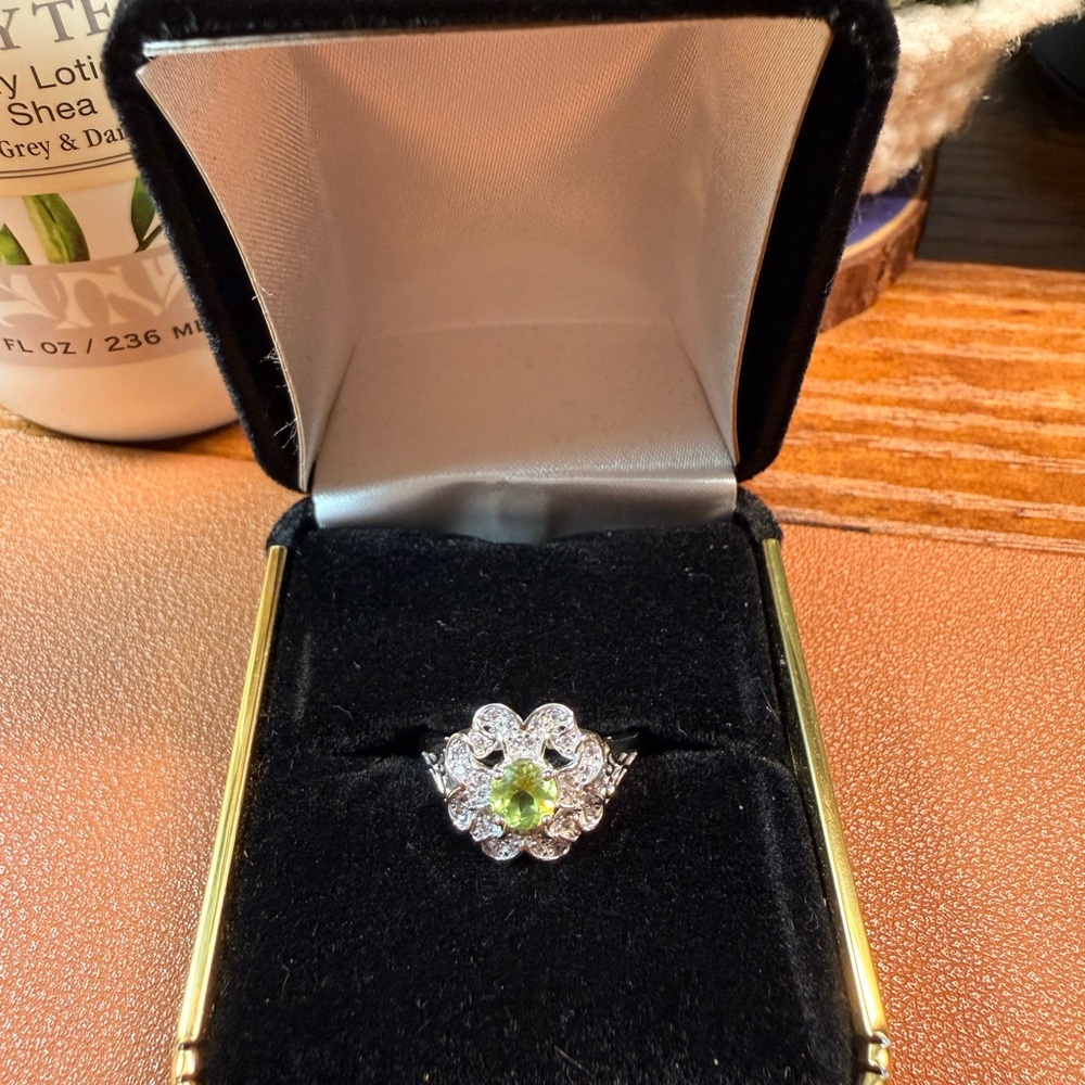 Avon 925 Peridot Gemstone Ring